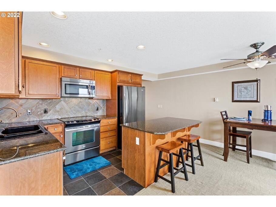 Rockaway Oceanview Condo,Steps To The Beach & Downtown,W&D, Wifi Rockaway Beach Extérieur photo